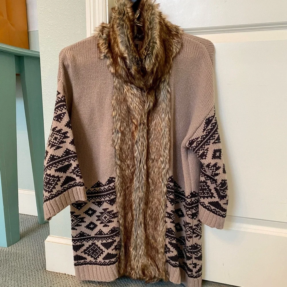 Forever 21 - Faux Fur Knitted Sweater - In great condition!